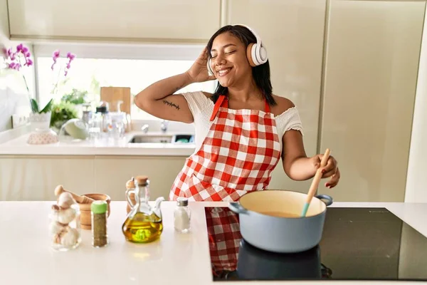 Hispanic Brunette Woman Cooking Wearing Headphones Kitchen — Stockfoto