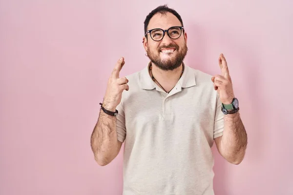 Size Hispanic Man Beard Standing Pink Background Gesturing Finger Crossed — Stockfoto