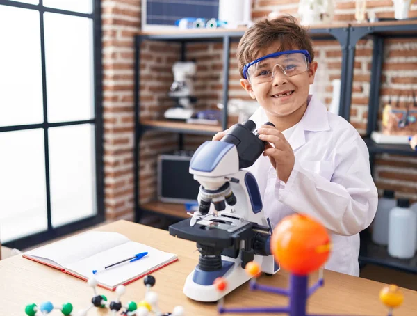 Entzückende Hispanische Jungenstudentin Lächelt Selbstbewusst Unter Dem Mikroskop Labor Klassenzimmer — Stockfoto