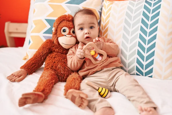 Sevimli Spanyol Bebek Yatakta Oyuncakla Oynuyor — Stok fotoğraf