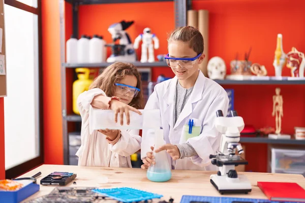 Twee Kinderen Studenten Gieten Vloeistof Reageerbuis Laboratorium Klaslokaal — Stockfoto