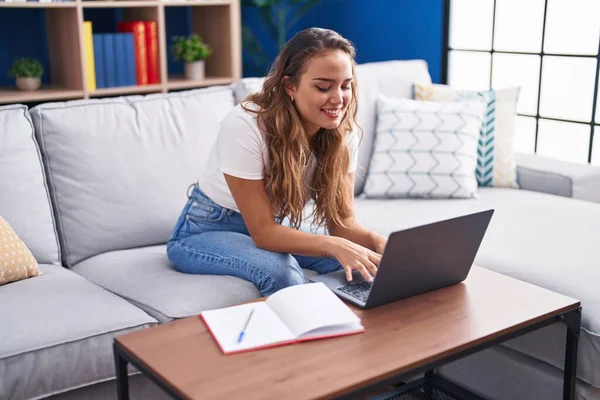 Jovem Bela Mulher Hispânica Usando Laptop Sentado Sofá Casa — Fotografia de Stock