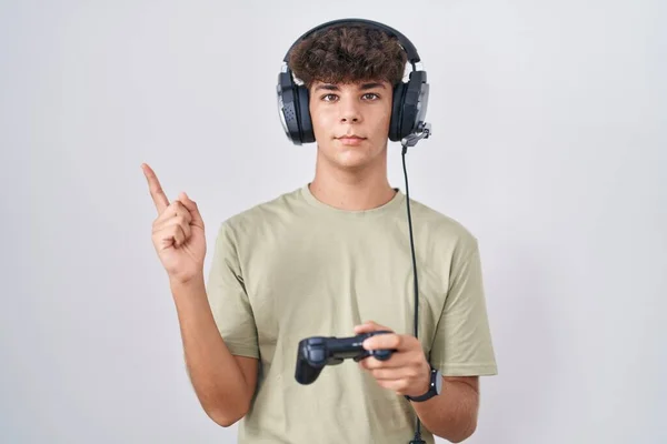 Spansktalande Tonåring Som Spelar Spel Med Handkontroll Med Ett Stort — Stockfoto