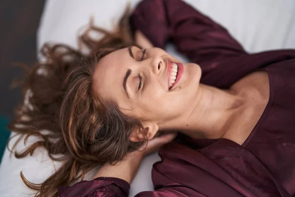Young Woman Smiling Confident Lying Bed Bedroom — Fotografia de Stock
