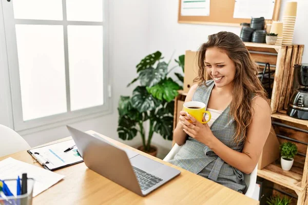 Genç Güzel Spanyol Kadını Laptop Kullanıyor Ofiste Kahve Içiyor — Stok fotoğraf