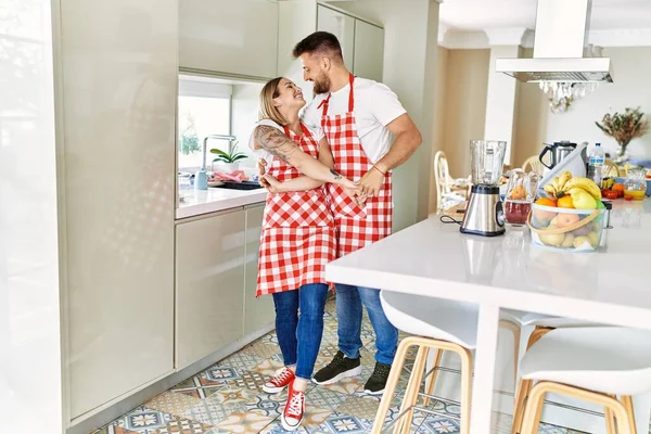 Genç Çift Gülümsüyor Mutfakta Dans Ediyorlar — Stok fotoğraf