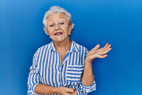 Ηλικιωμένη Γυναίκα Γκρίζα Μαλλιά Στέκεται Πάνω Από Μπλε Φόντο Χαμογελώντας — Φωτογραφία Αρχείου