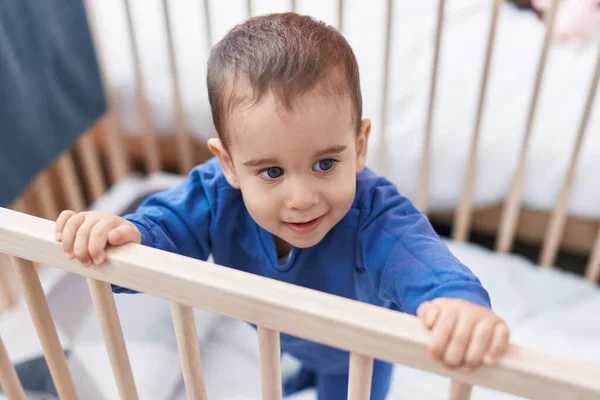 Sevimli Spanyol Bebek Gülümsüyor Yatak Odasındaki Beşikte Kendinden Emin Duruyor — Stok fotoğraf