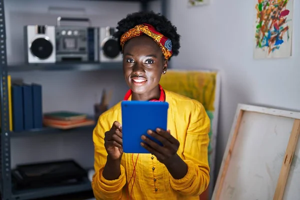Молодая Африканская Художница Американка Наушниках Помощью Тачпада Арт Студии — стоковое фото