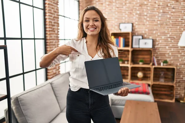 Genç Spanyol Kadın Dizüstü Bilgisayar Kullanıyor Evde Boş Ekranı Gösteriyor — Stok fotoğraf