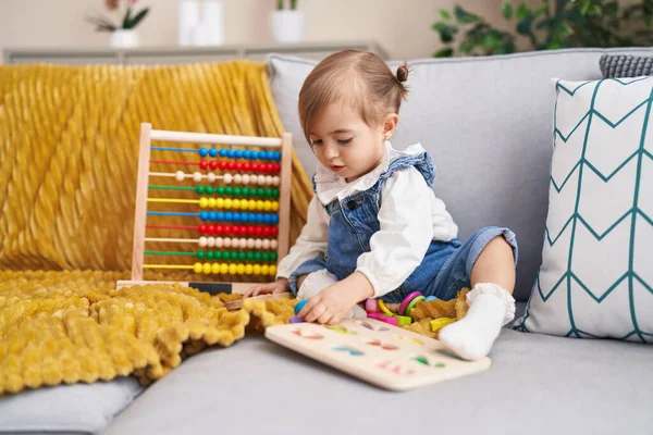 Abaküsle Oynayan Sevimli Sarışın Çocuk Evdeki Kanepede Oturuyor — Stok fotoğraf