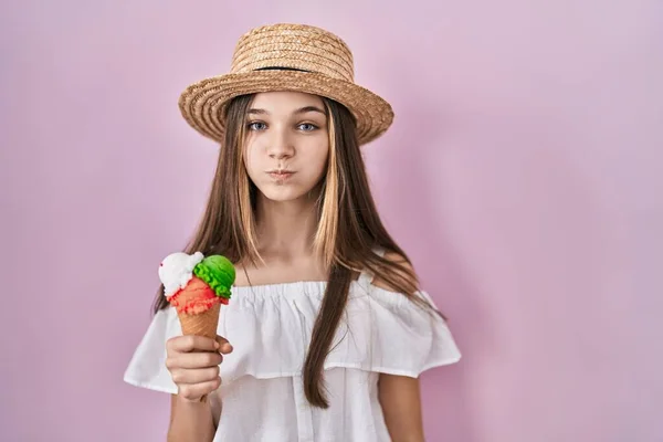 Adolescente Tenant Des Joues Gonflées Crème Glacée Avec Visage Drôle — Photo