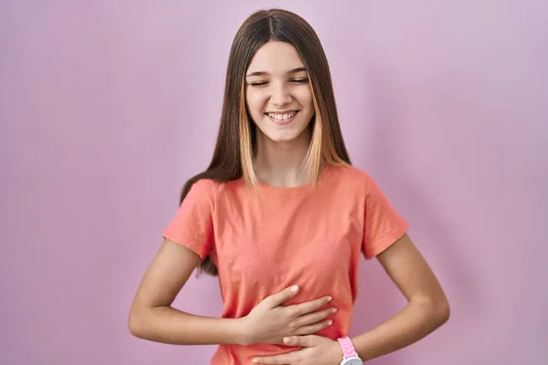 Ragazza Adolescente Piedi Sfondo Rosa Sorridente Ridente Forte Perché Divertente — Foto Stock