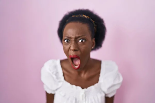 Africká Žena Kudrnatými Vlasy Stojící Nad Růžovým Pozadím Rozzlobená Šíleně — Stock fotografie