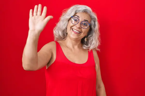 Middle Age Woman Grey Hair Standing Red Background Waiving Saying — ストック写真