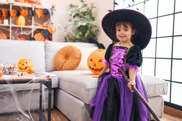 Adorável Menina Hispânica Vestindo Halloween Bruxa Traje Segurando Vassoura Casa — Fotografia de Stock