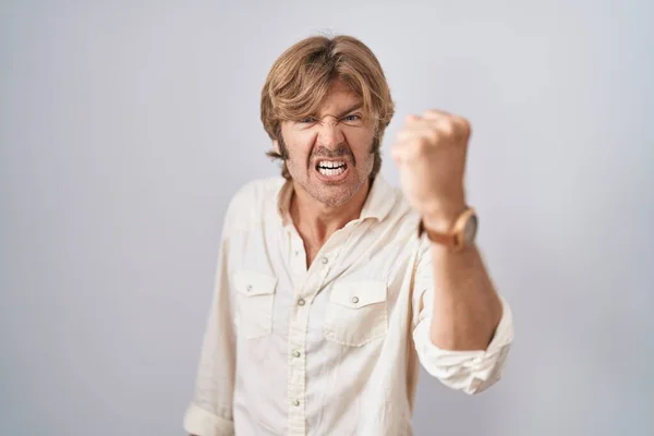 Middle Age Man Standing Isolated Background Angry Mad Raising Fist — Stock Photo, Image