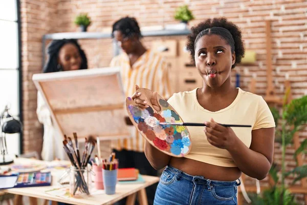 Young Black Painter Woman Art Studio Holding Palette Making Fish — Foto de Stock