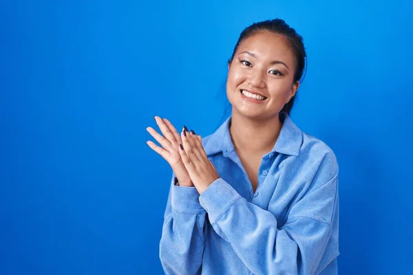Asian Young Woman Standing Blue Background Clapping Applauding Happy Joyful — 图库照片