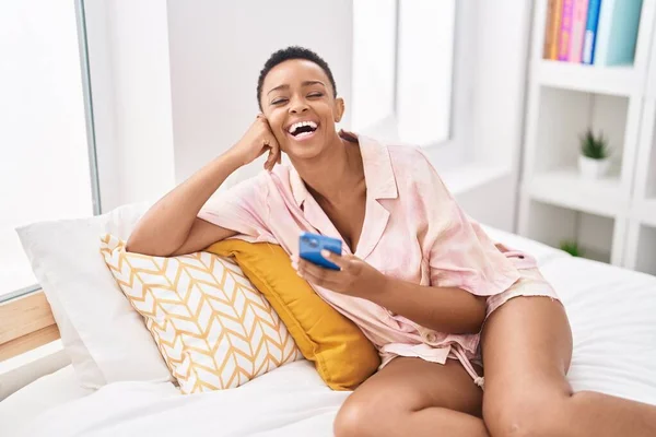 African American Woman Using Smartphone Lying Bed Bedroom — Stock fotografie