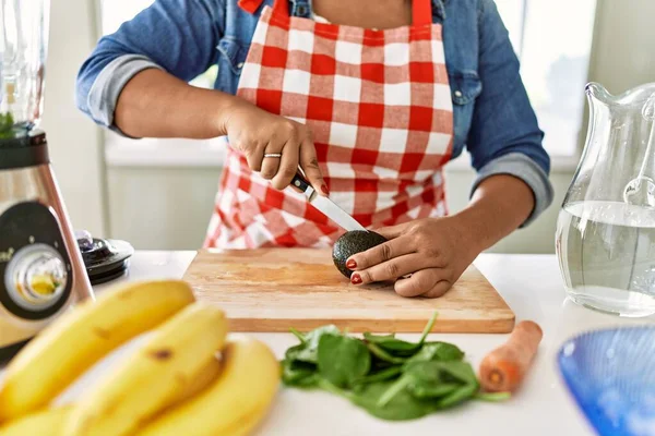 Mujer Morena Hispana Preparando Batido Frutas Cocina —  Fotos de Stock