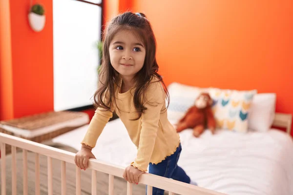 Чарівна Іспаномовна Дівчина Посміхається Впевнено Стоячи Ліжку Спальні — стокове фото