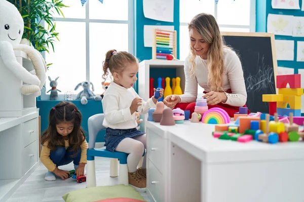 Lehrerin Mit Mädchen Die Kindergarten Tisch Sitzen Und Mit Geometrieblöcken — Stockfoto
