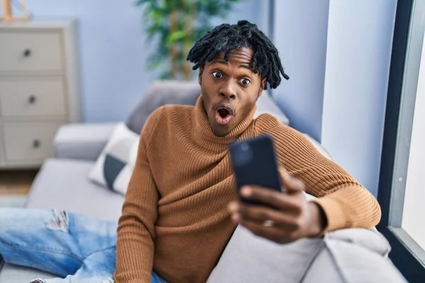 Junge Afrikanische Mann Mit Dreadlocks Mit Smartphone Tun Videoanruf Verängstigt — Stockfoto