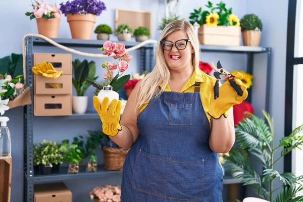 Caucasian Size Woman Working Florist Shop Winking Looking Camera Sexy — Stok Foto