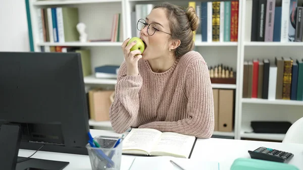 Mladý Krásný Hispánec Žena Student Čtení Knihy Jíst Jablko Knihovně — Stock fotografie