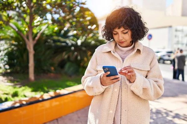 Jovem Bela Mulher Hispânica Usando Smartphone Com Expressão Séria Parque — Fotografia de Stock