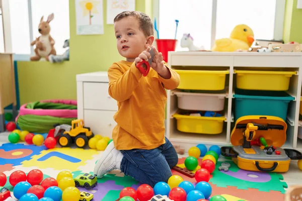 可爱的高加索男孩微笑着 自信地玩着幼儿园里的玩具 — 图库照片