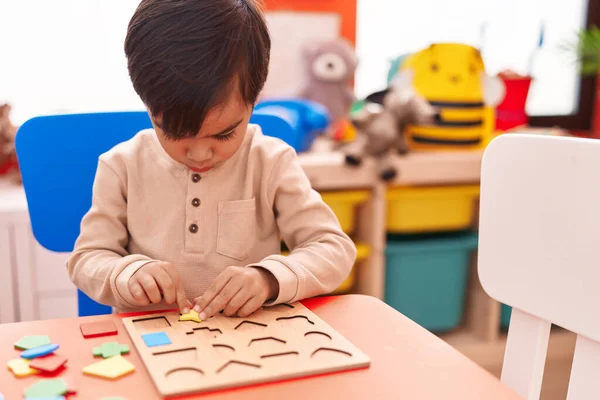 Adorable Hispanic Boy Playing Maths Puzzle Game Sitting Table Kindergarten — ストック写真