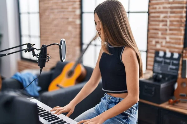 Schattig Meisje Muzikant Zingen Lied Spelen Piano Toetsenbord Muziekstudio — Stockfoto