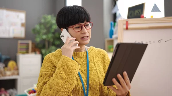 Joven Maestra Preescolar China Hablando Smartphone Usando Touchpad Jardín Infantes —  Fotos de Stock