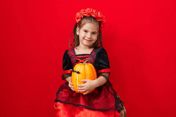 Adorable Chica Hispana Con Disfraz Halloween Sosteniendo Calabaza Sobre Fondo —  Fotos de Stock