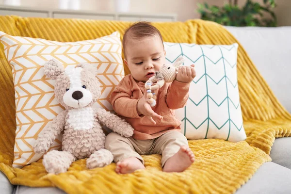 Adorável Criança Hispânica Brincando Com Brinquedo Sentado Sofá Casa — Fotografia de Stock