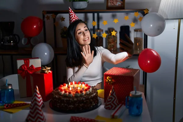 Jovem Caucasiana Celebrando Aniversário Tendo Videochamada Casa — Fotografia de Stock