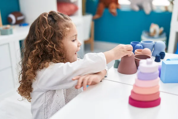 Sevimli Sarışın Çocuk Anaokulundaki Masada Oyuncaklarla Oynuyor — Stok fotoğraf