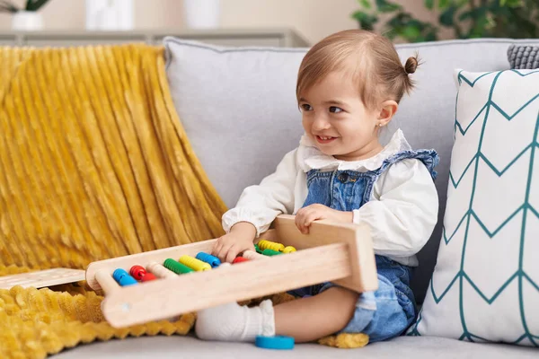 Abaküsle Oynayan Sevimli Sarışın Çocuk Evdeki Kanepede Oturuyor — Stok fotoğraf