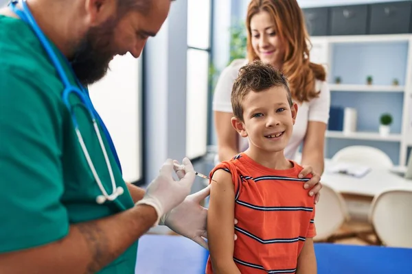 Aile Aşısı Yapan Çocuk Klinikte Tıbbi Danışmanlık Alıyor — Stok fotoğraf