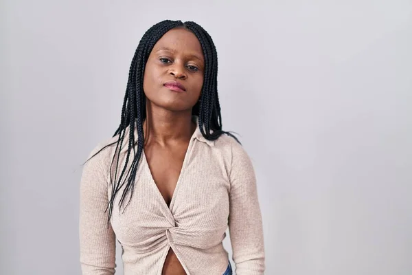 Femme Africaine Avec Des Tresses Debout Sur Fond Blanc Regardant — Photo