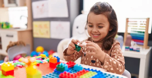 Entzückendes Hispanisches Mädchen Spielt Kindergarten Mit Bauklötzen Tisch — Stockfoto