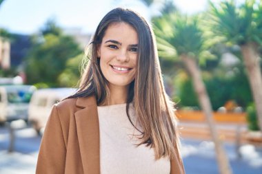 Sokakta kendine güvenen güzel İspanyol bir kadın.