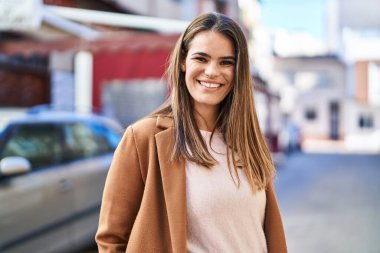 Sokakta kendine güvenen güzel İspanyol bir kadın.