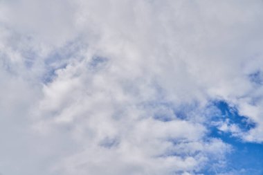 Güneşli bir günde bulutlu güzel mavi gökyüzü