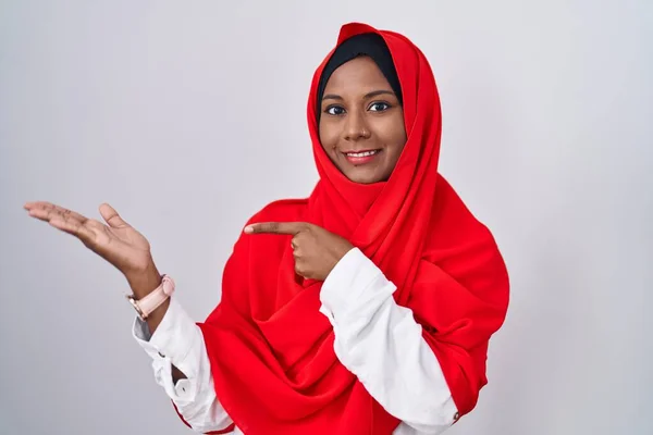 Young Arab Woman Wearing Traditional Islamic Hijab Scarf Amazed Smiling — Zdjęcie stockowe