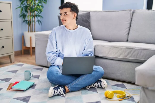 Non Binary Person Studying Using Computer Laptop Sitting Floor Looking — Stockfoto