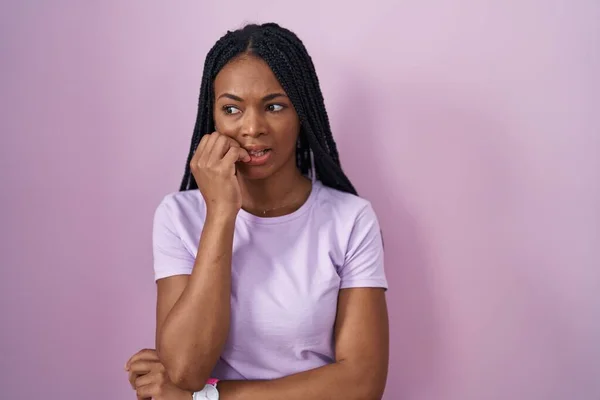 Afro Amerikaanse Vrouw Met Vlechten Roze Achtergrond Kijken Gestresst Nerveus — Stockfoto