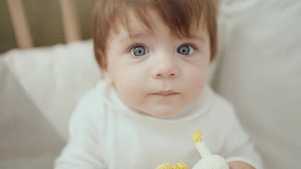 Чарівний Іспаномовний Малюк Тримає Іграшку Сидячи Колисці Спальні — стокове фото